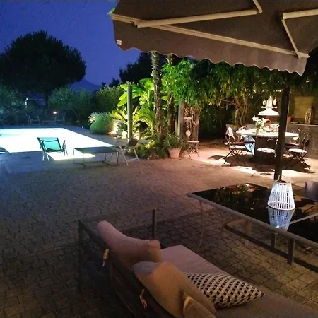 Vacation In With Pool 그라베도나